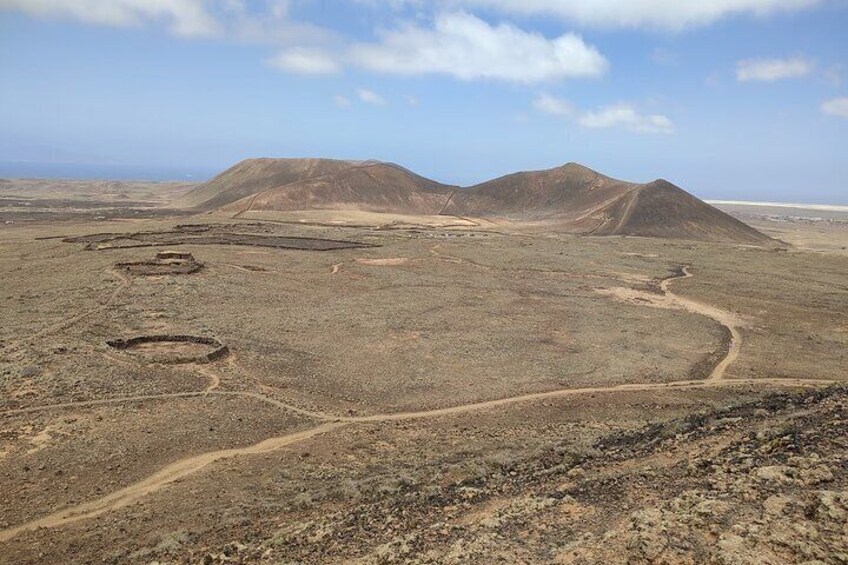 Hiking route to the Calderón Hondo Volcano