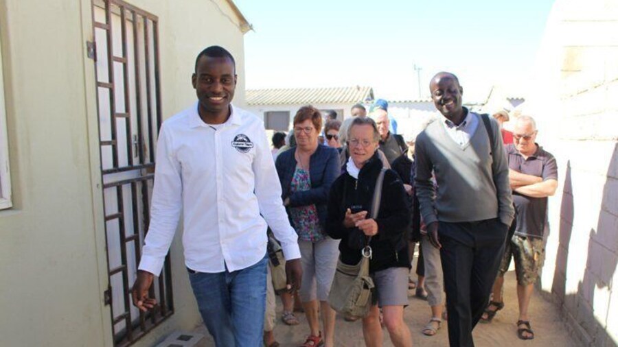 Nande the guide Leading