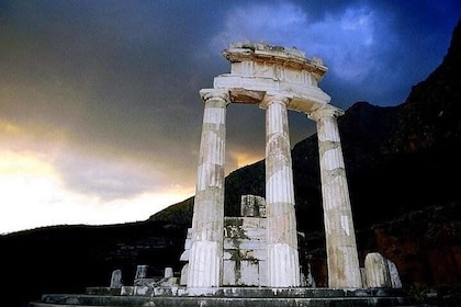 Visit Delphi the famous oracle! Explore the mysteries of the ancient world!