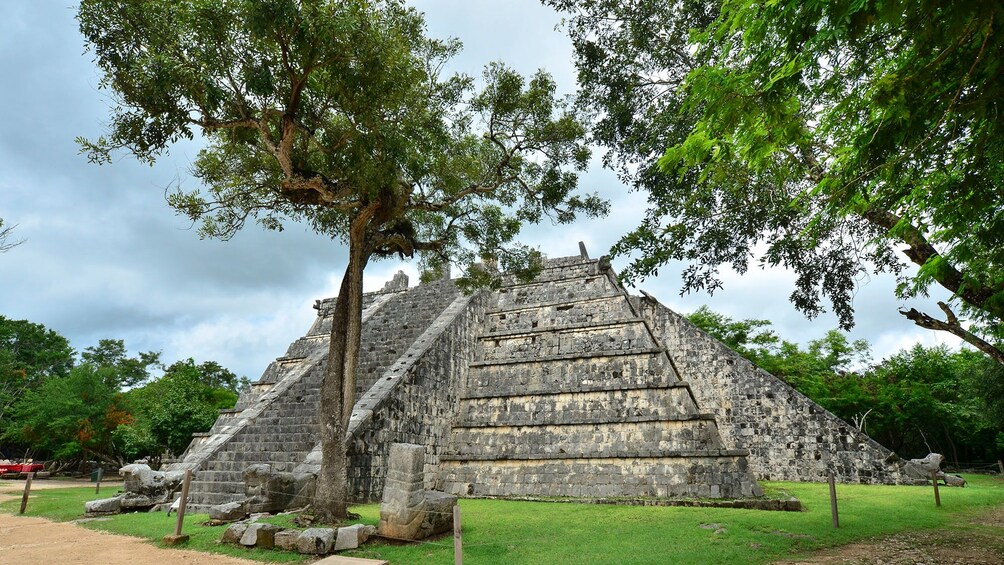 Charger l’élément 3 sur 5. Osario pyramid at Chichen Itza