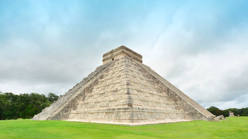 Charger l’élément 1 sur 5. The El Castillo pyramid at Chichen Itza