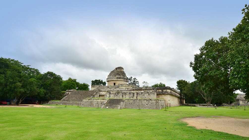 Charger l’élément 4 sur 5. The El Caracol observatory temple at Chichen Itza