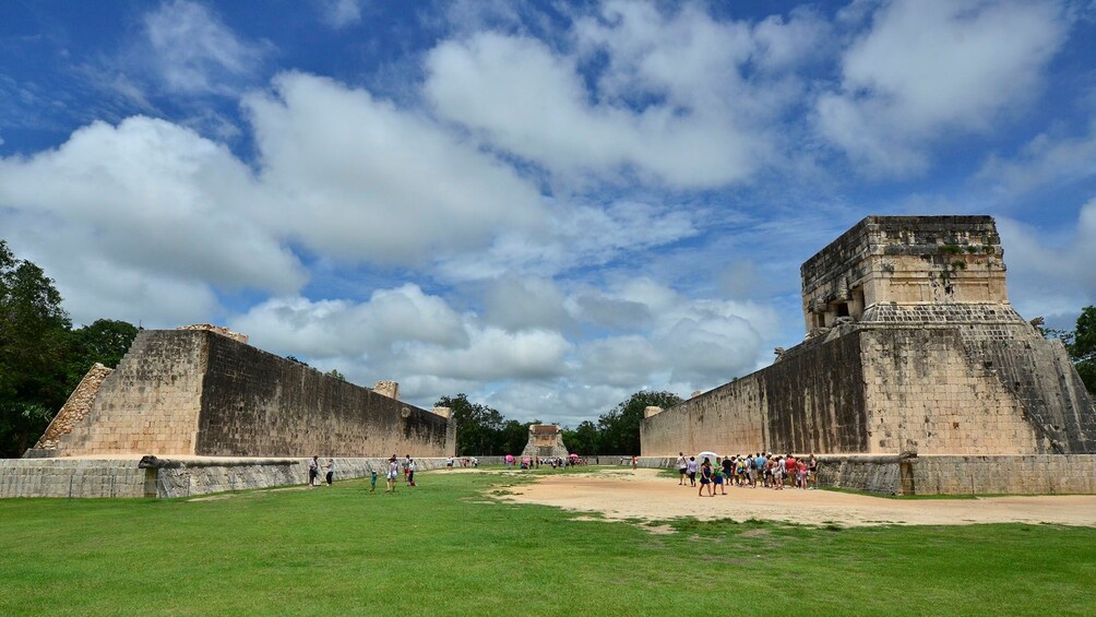 Charger l’élément 2 sur 5. Grand Ballcourt at Chichen Itza