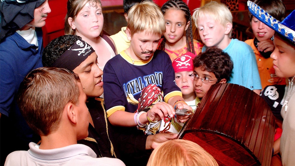 Charger l’élément 3 sur 8. Group of kids opening a treasure chest