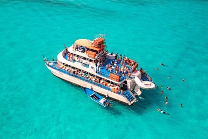 Barco de fiesta con barra libre, esnórquel y visita a Isla Mujeres