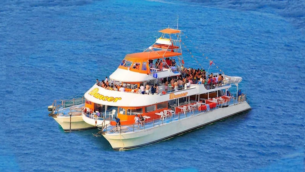 Charger l’élément 4 sur 10. Boat anchored off the shore of Cancun Mexico