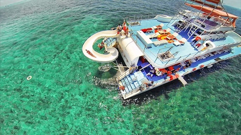 Barco de fiesta con barra libre, esnórquel y visita a Isla Mujeres