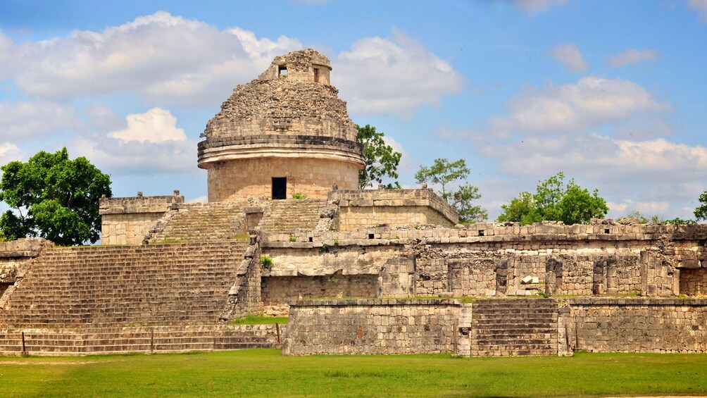 Ruins of the El Caracol observatory temple in Chichén Itzá