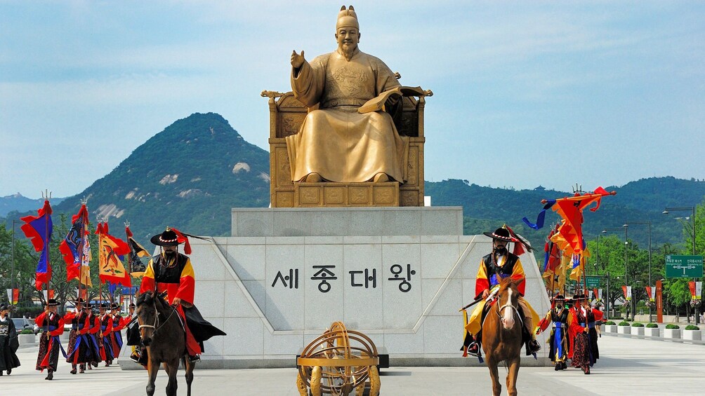 正在顯示第 1 張相片,共 5 張。 Statue of Sejong the Great the king of South Korea in Seoul