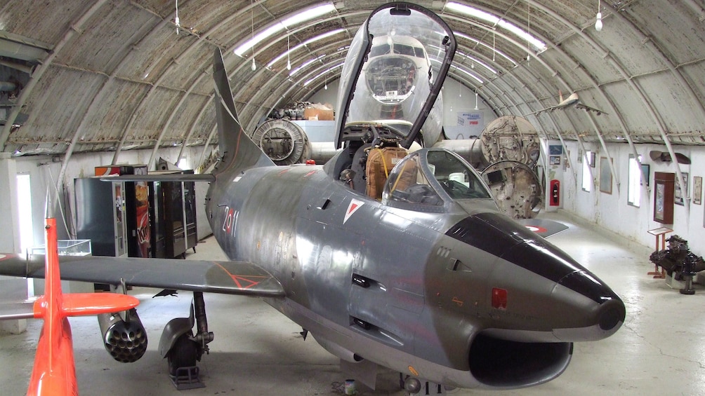 Lataa valokuva 4 kautta 4. fighterjet inside the Aviation Museum hanger in Malta