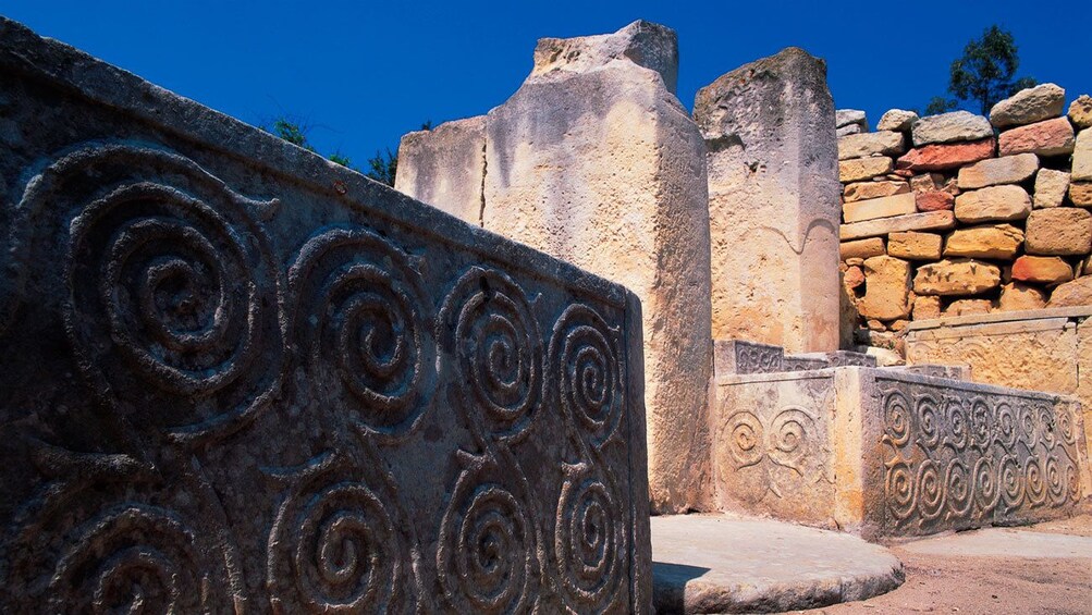 Lataa valokuva 2 kautta 4. ornamented stone slabs at the prehistoric temple in Malta