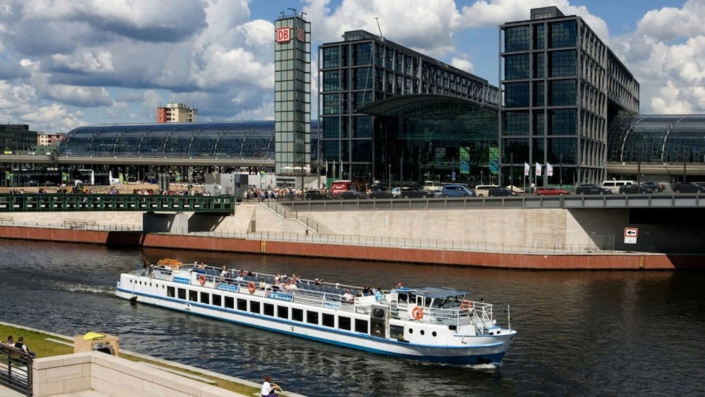 Cargar ítem 5 de 10. River cruise boat sailing down the Spree river in Berlin