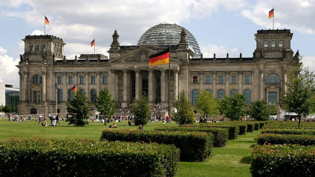 Cargar ítem 3 de 10. The reichstag building in Berlin