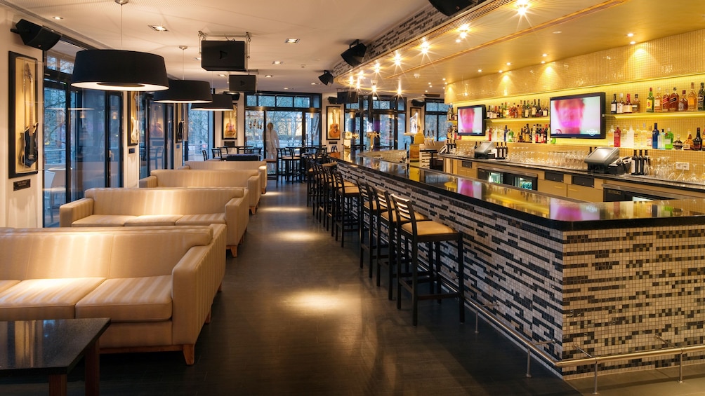 Cargar ítem 4 de 10. Bar and lounge at the Hard Rock Cafe in Berlin