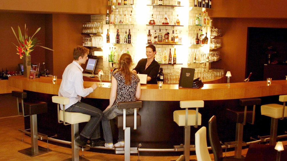 Couple having drinks at the bar at Nocti Vagus - Dunkelrestaurant