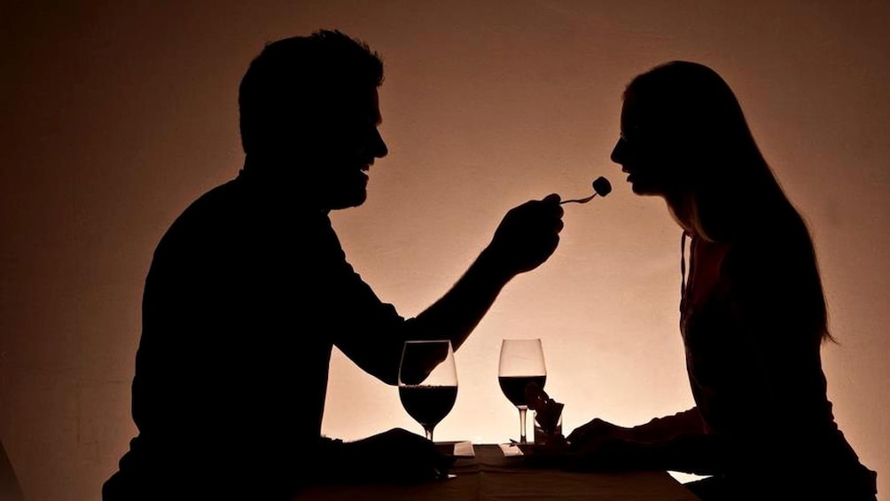 Couple enjoying dinner at Nocti Vagus - Dunkelrestaurant