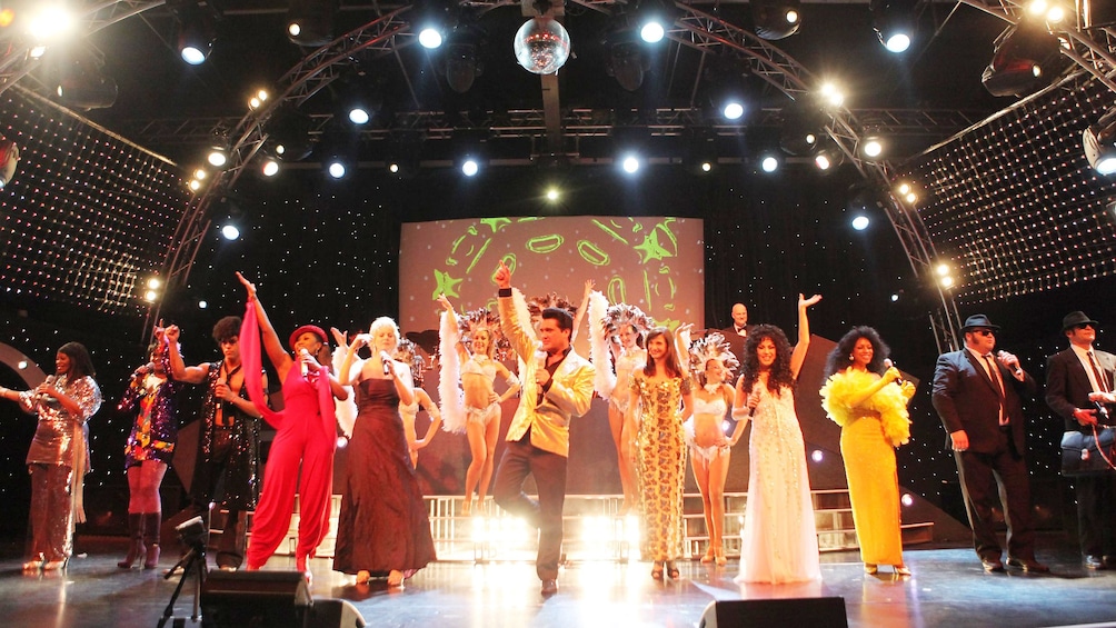 Apri foto 2 di 5. The cast of Stars in Concert taking a bow in Berlin