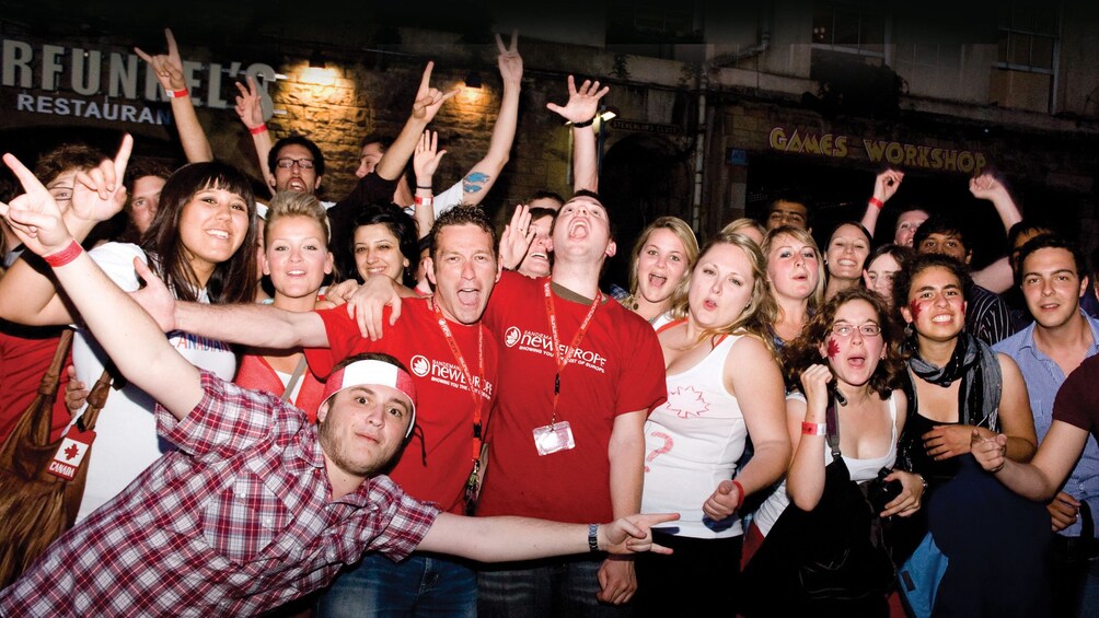 Apri foto 1 di 5. A large group of people posing for a photo infront of a bar in Berlin