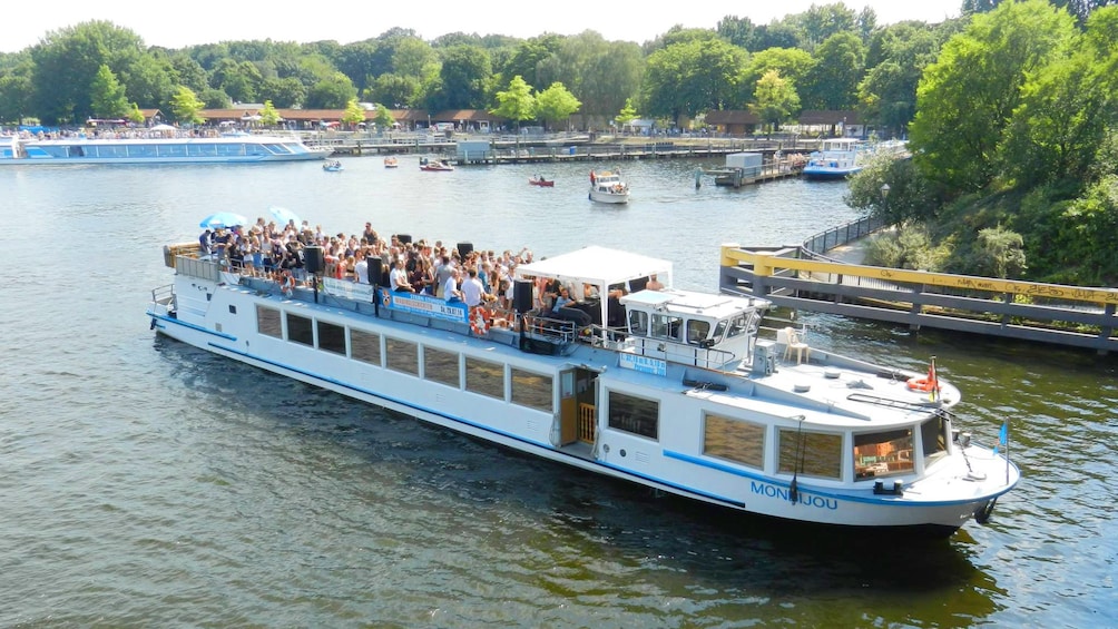 Åpne bilde 1 av 5. river cruise boat on the Spree river in Berlin