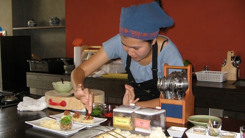 Sesión de Clase de Cocina Tailandesa con Visita al Mercado y Almuerzo