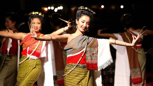 Cena e spettacolo di danza della cultura Thai Khantoke con trasferimenti