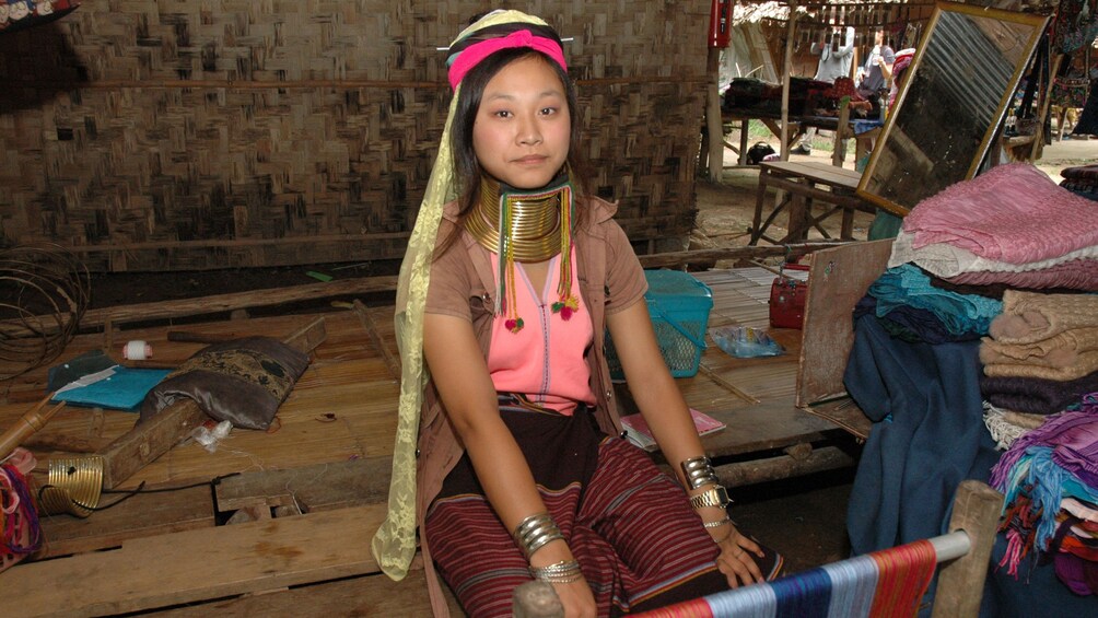 woman with coiled neck in chiang rai
