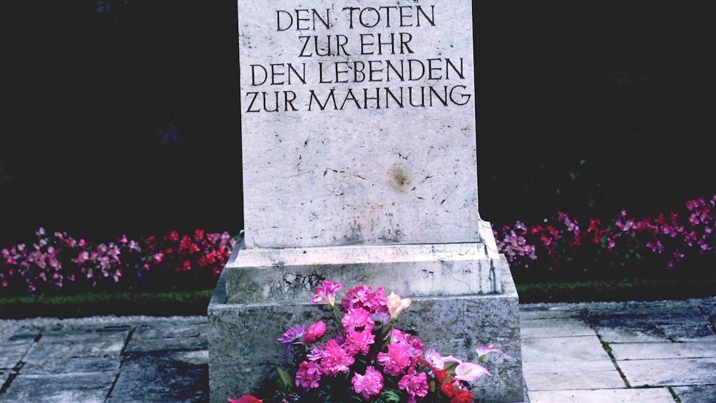 Foto 3 von 5 laden Tombstone of a victim on Dachau Memorial
