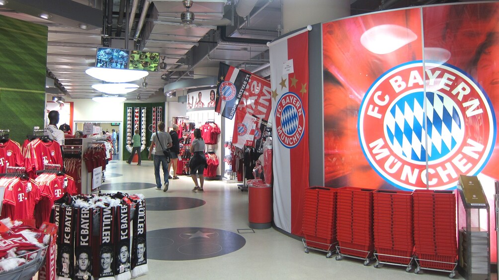 Carregar foto 5 de 5. FC Bayern gift shop