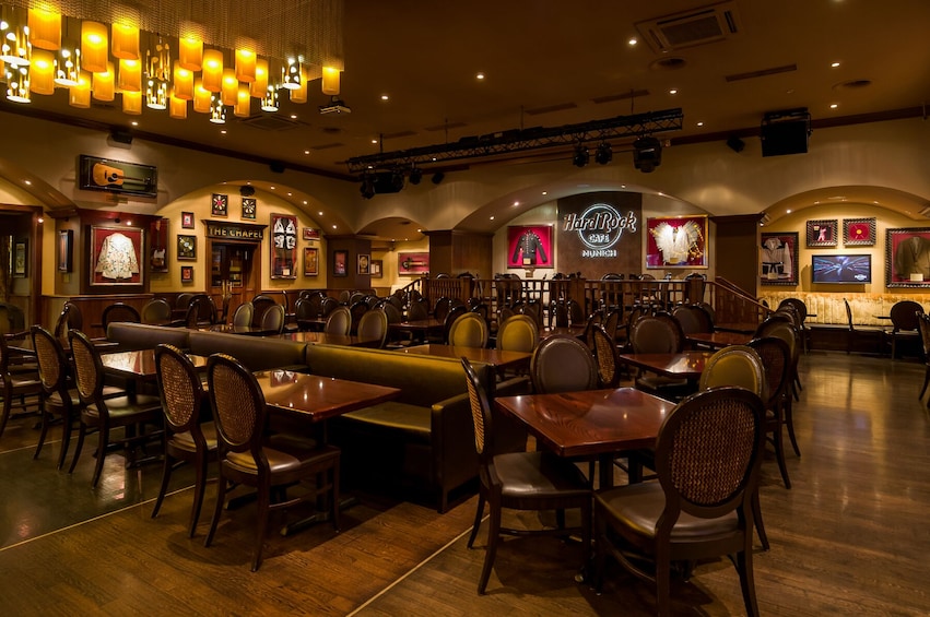 Öppna foto 4 av 10. Hard Rock Cafe Munich Dining with Priority Seating