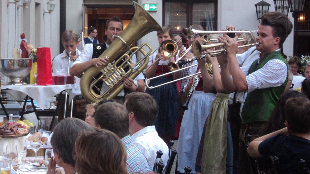 Öppna foto 2 av 5. Live band performing in a brewery