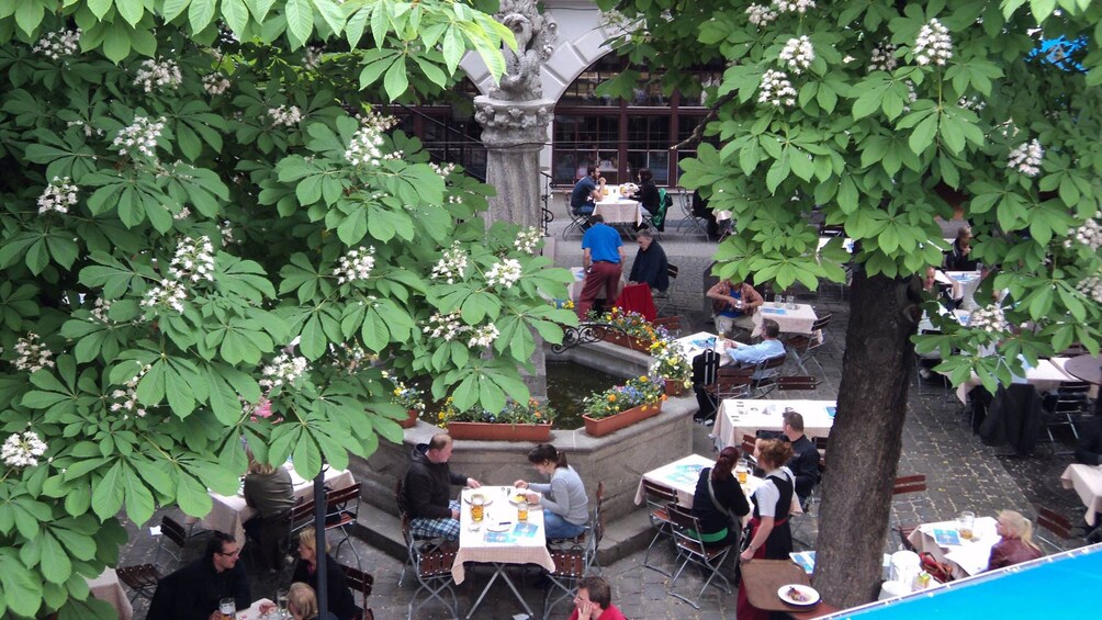 Öppna foto 5 av 5. Beer garden in Munich