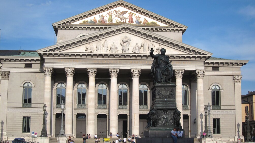 Öppna foto 4 av 5. Ruhmeshalle und Bavaria