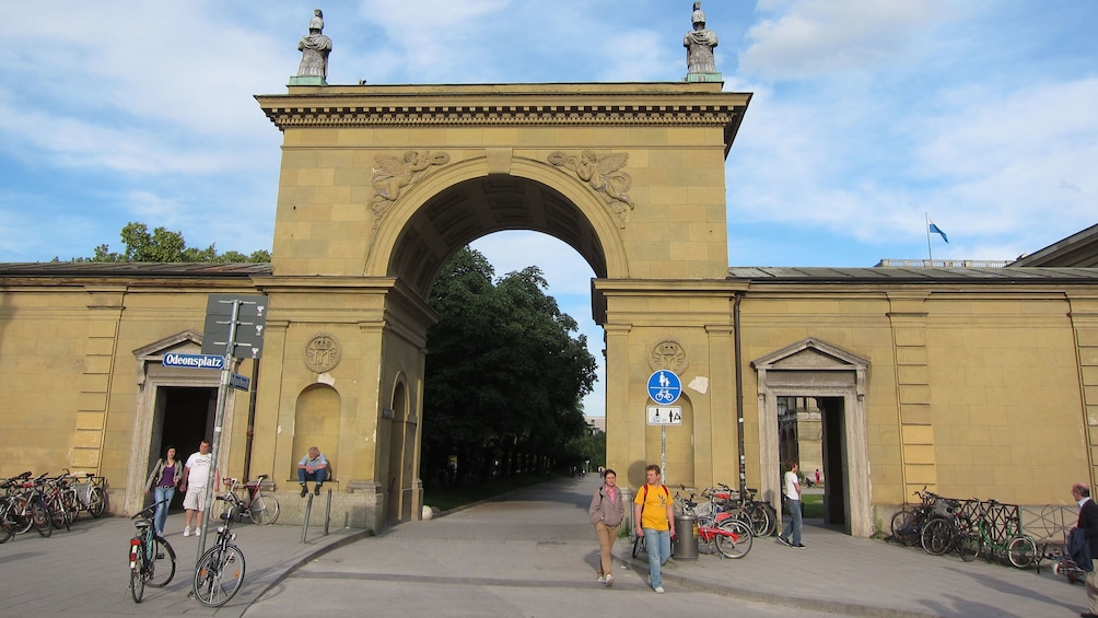 Öppna foto 2 av 5. Arch way in Munich