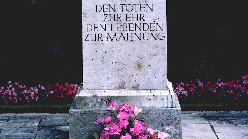 Ver elemento 3 de 5. Tombstone in Dachau Memorial