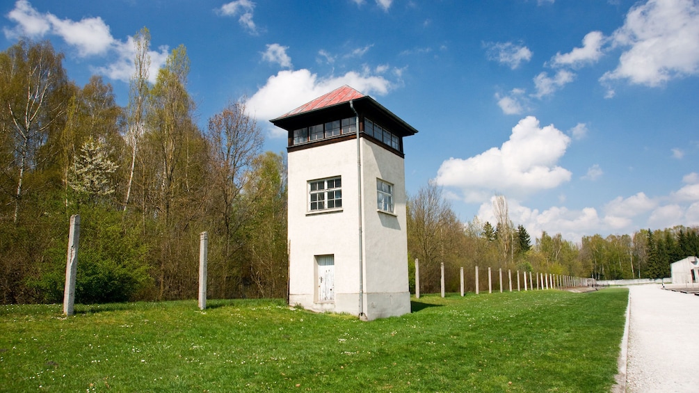 Ver elemento 5 de 5. Security post in Dachau Memorial