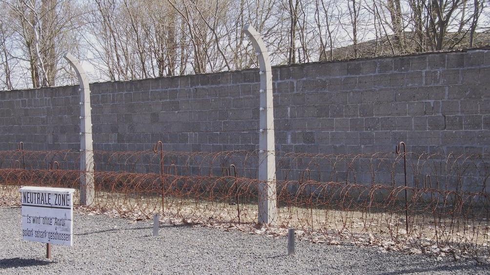 Ver elemento 2 de 5. Wall of a cencentration camp in the Dachau Memorial