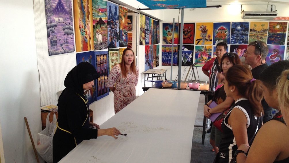 Tour guide talking about artworks in Kuala Lumpur