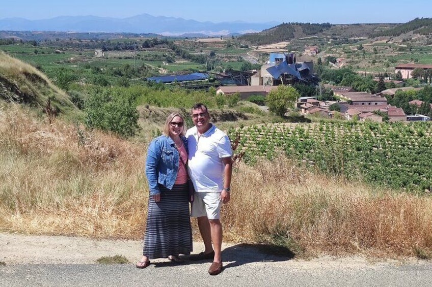 Transport to La Rioja, with two wine cellar visits, and a tour of La Guardia