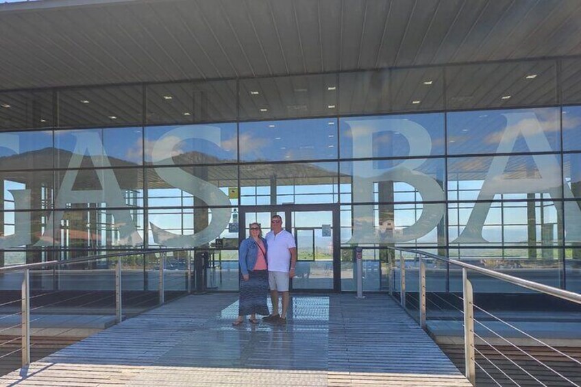 Transport to La Rioja, with two wine cellar visits, and a tour of La Guardia