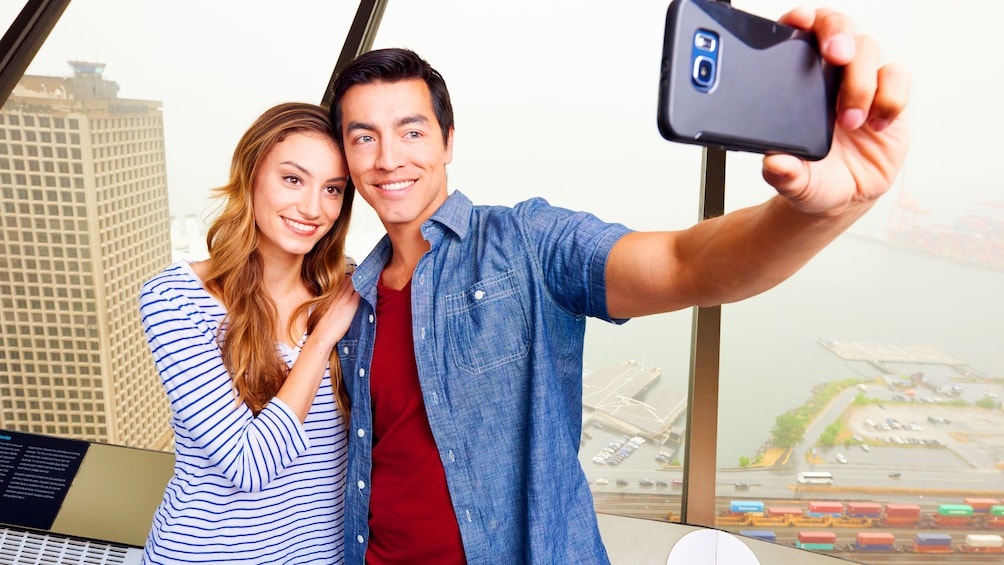 正在顯示第 4 張相片,共 15 張。 Couple takes a selfie at Vancouver Lookout