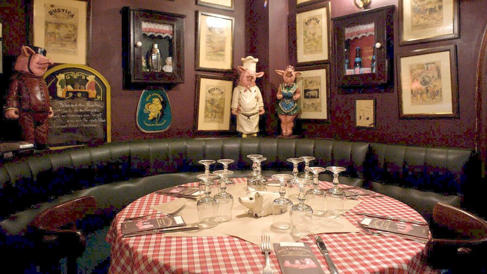 Charger l’élément 2 sur 5. Table inside Aux Trois Cochons Restaurant