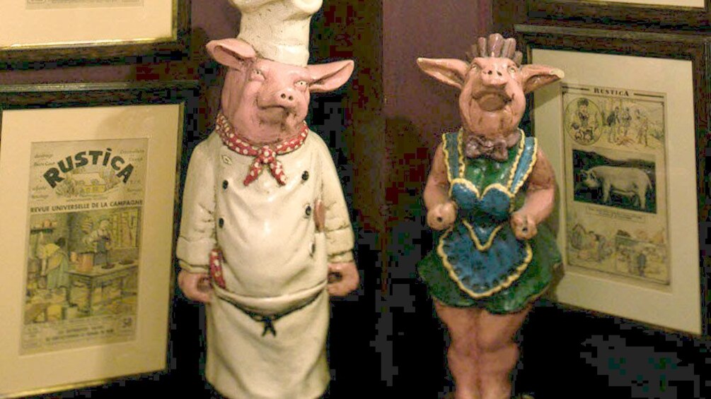 Charger l’élément 4 sur 5. Pig statues inside Aux Trois Cochons Restaurant