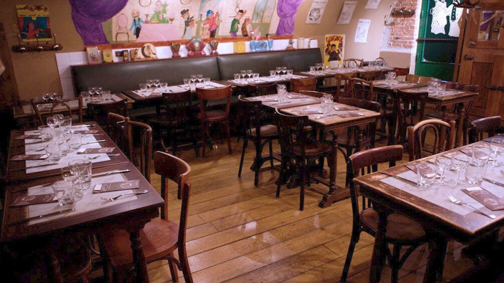 Charger l’élément 5 sur 5. Seating area of the Chabert et Fils Restaurant in Lyon