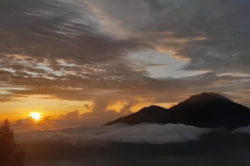 Beautiful sunrise from batur vulcano hiking and and jeep tour 