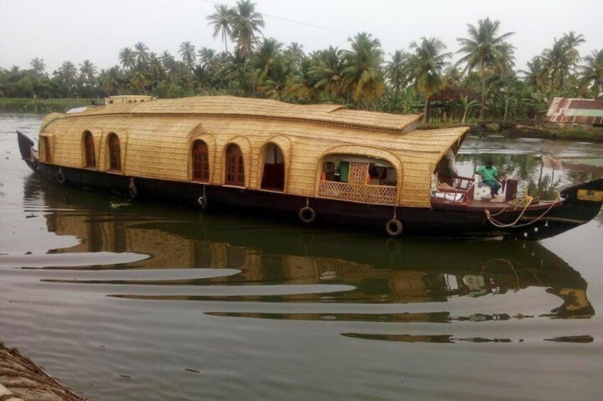 Traditional houseboats used for the excursion which are impeccably kept managed by professional staff