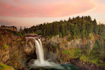 BEST Leavenworth & Snoqualmie Falls One-Day Fun Tour from Seattle
