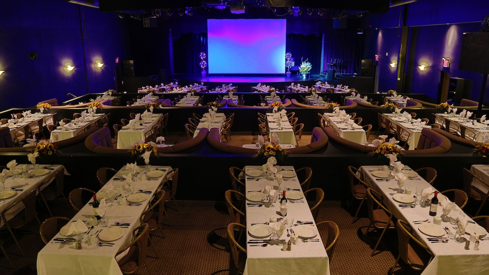 Magician Greg Frewing performing for diners in Niagara Falls