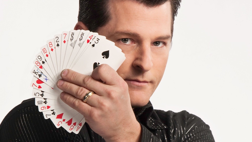 Magician Greg Frewing performing card tricks in Niagara Falls