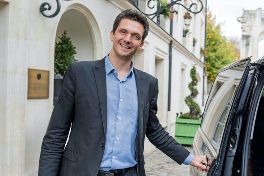 Clément will welcome you in front of your hotel in Paris