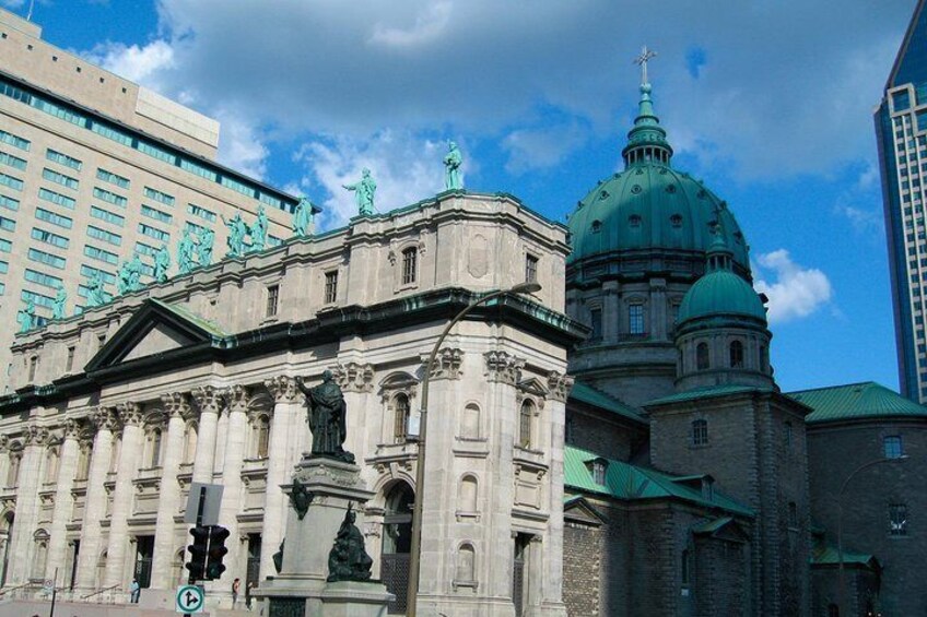 Small-Group Sightseeing Tour of Montreal